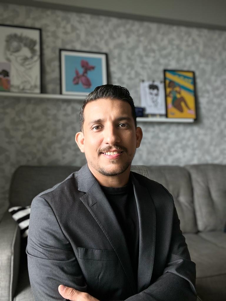 Miguel De Sedas, consultor y fundador de MDS Sapiens, sonriendo con saco gris